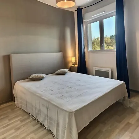 Pavillon Pour 4 Personnes + Bébé *